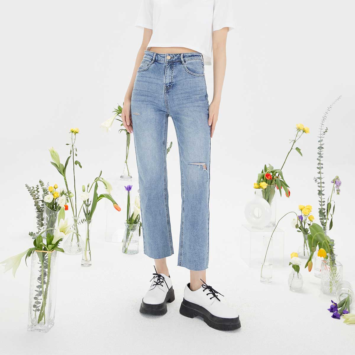 绫致VeroModa2023百搭时髦破洞高腰九分牛仔裤女