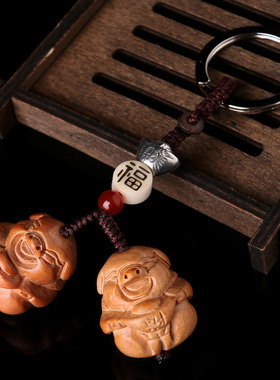 属羊2026年双猪承1运喜吉猪抱喜瓶桃木钥匙扣吊坠吉1祥物猪形挂件