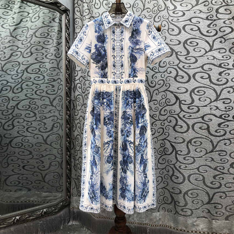 初溯2026春夏新款欧货青花瓷风印花连衣裙女短袖翻领收腰修身长裙