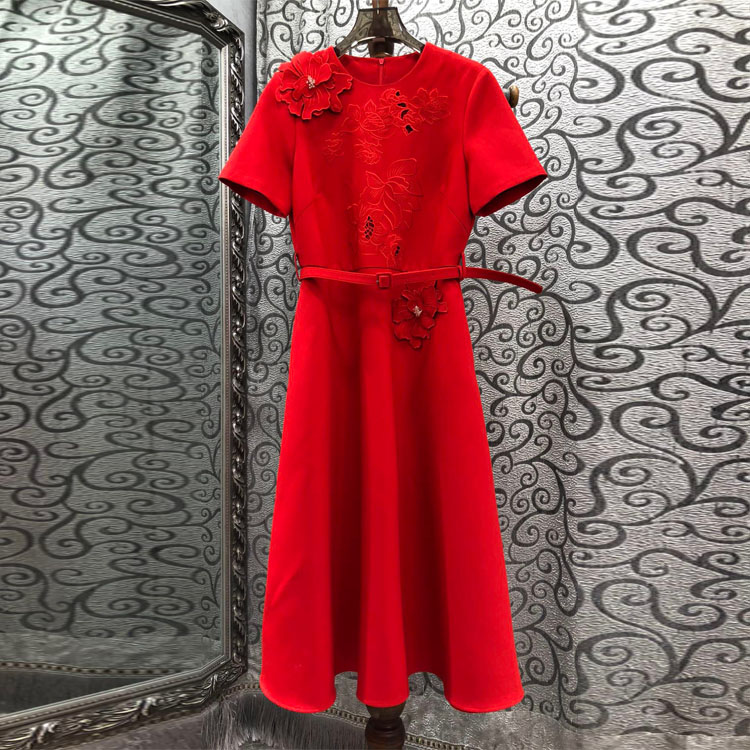 初溯2026早春新款欧货红色连衣裙女钉珠立体花朵圆领收腰气质裙子