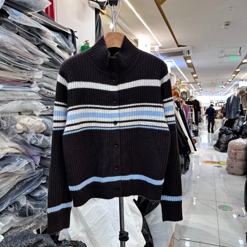 韩版单排扣撞色条纹毛衣