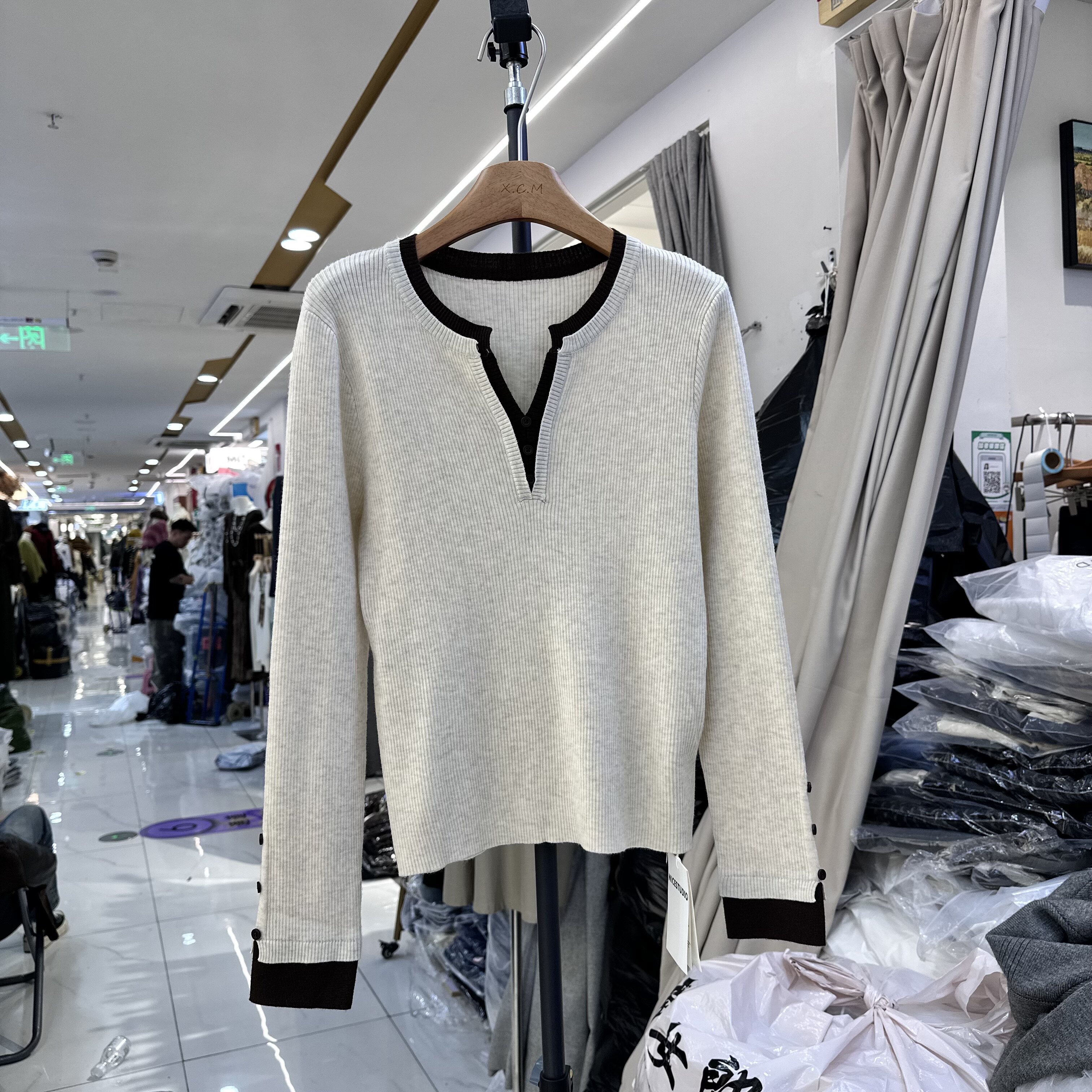 NICE奈斯88277剪刀领针织衫