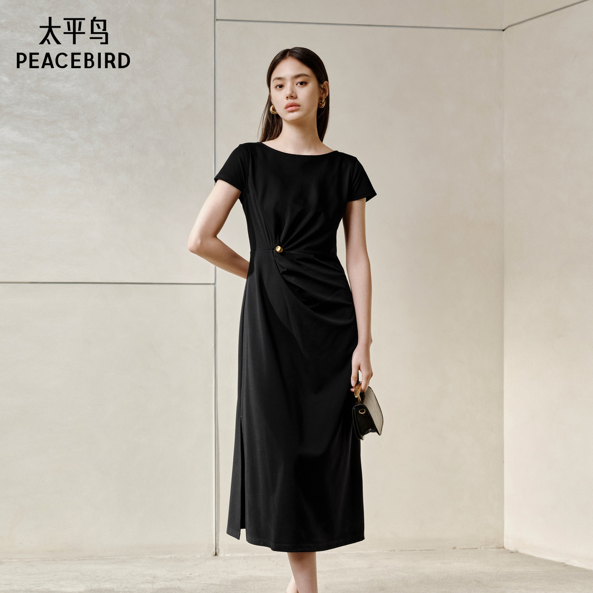太平鸟气质通勤连衣裙女2025夏新款收腰抽皱短袖长款小黑裙法式
