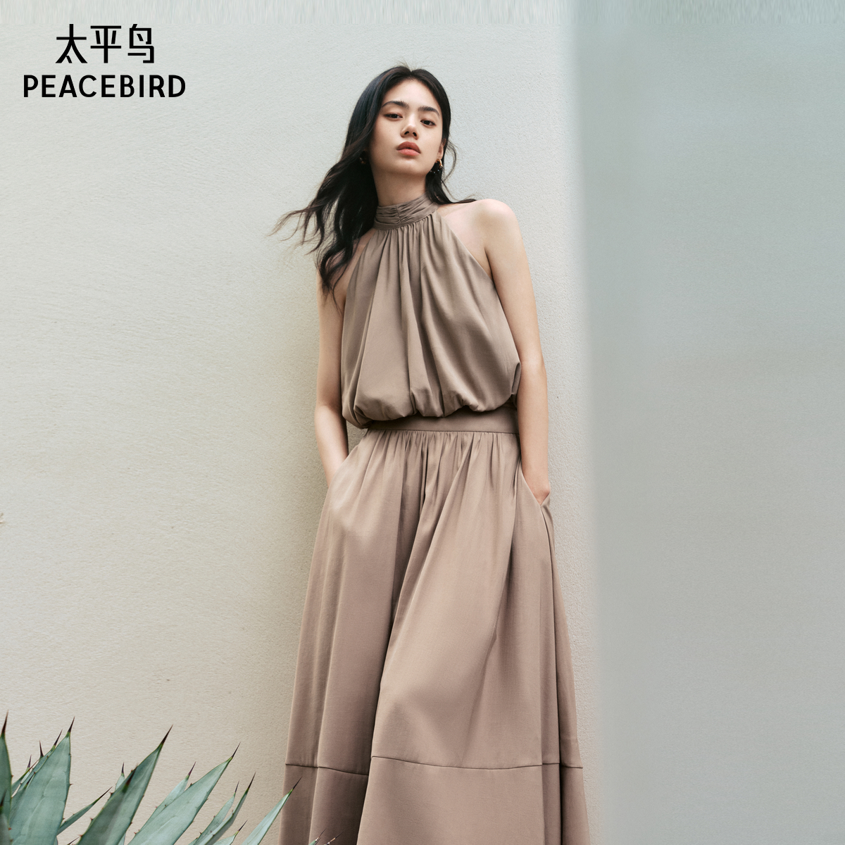 太平鸟女装法式度假挂脖套装