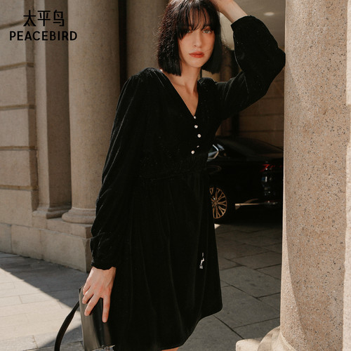 太平鸟女装2025冬季款细闪丝绒连衣裙A1FAE4609J9