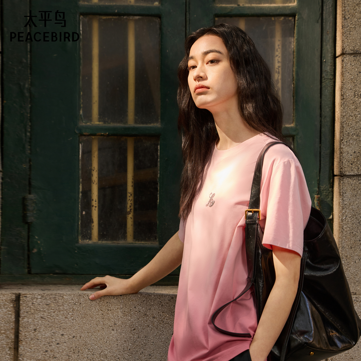 太平鸟女装 时尚渐变亮闪图案短袖T恤女士韩版精致上衣A3CNF1520