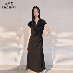 太平鸟针织小V领连衣裙女黑色新款收腰夏短袖褶皱开衩长裙简约黑