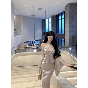 JAYKY YANG【瑞贝卡】V领吊带上衣缎面半裙蝙蝠袖防晒开衫三件套