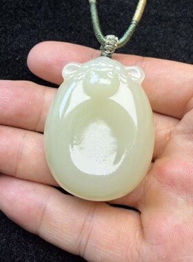 天然青白色玉小绵羊手捻把件可爱小羊玉石挂件随身文玩包挂吊坠
