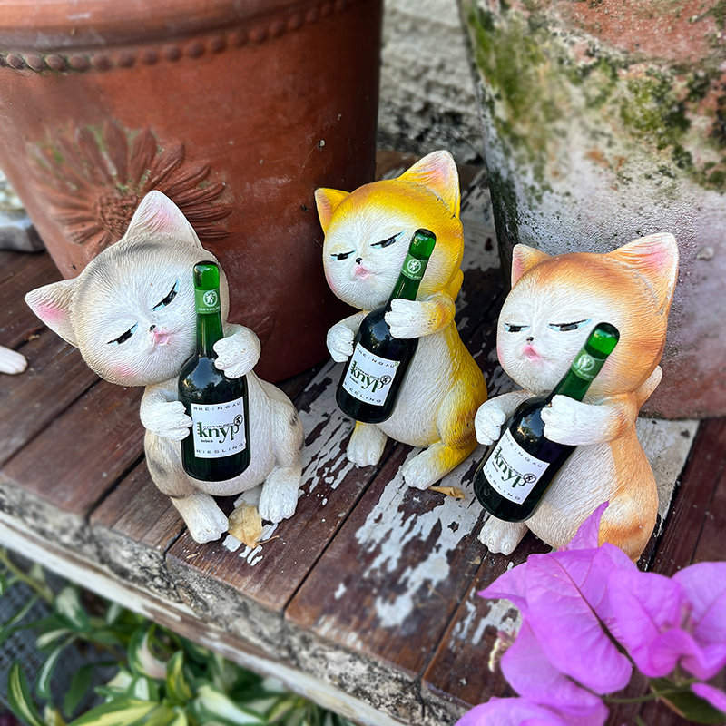 可爱抱酒瓶猫咪造型装饰摆件图片