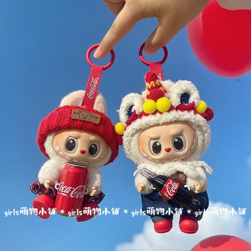 可乐拉布布娃衣搪胶labubu惊喜特摇快乐因子衣服帽子背带裤套装