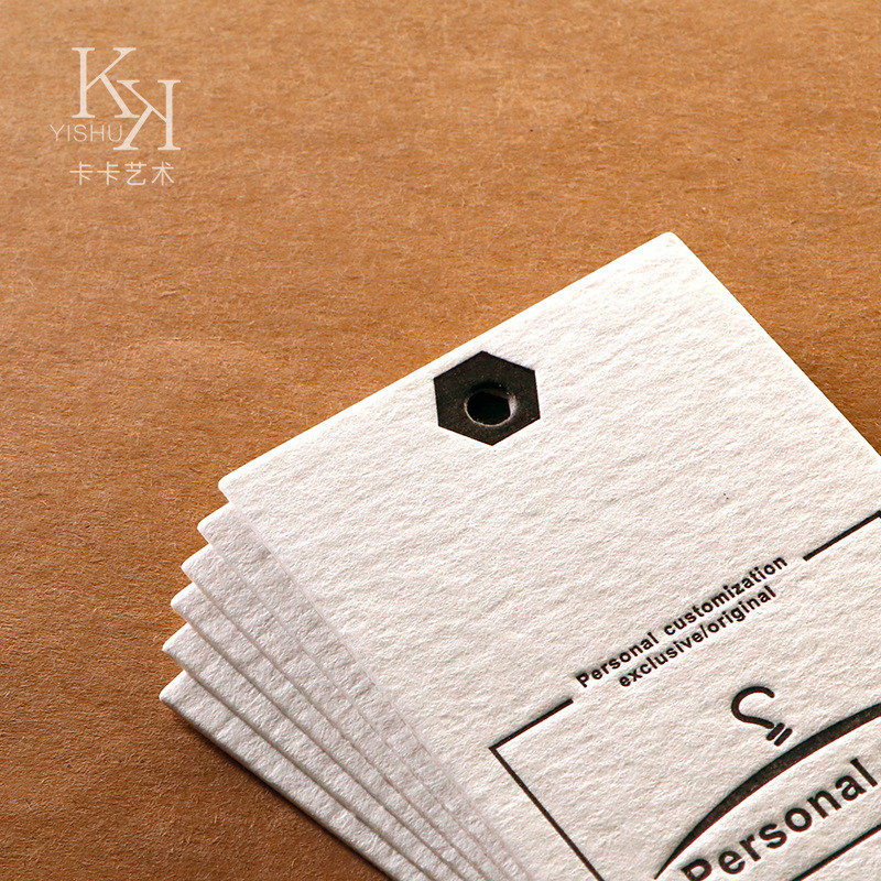 2025秋款新款衣服吊牌定 制logo絮棉质吊卡制作 女装挂牌定 做