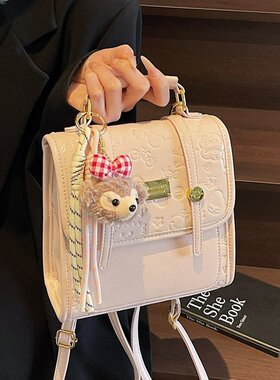 2026夏季新款均码PU2025年春季包盖式带挂件有夹层校园双肩背包