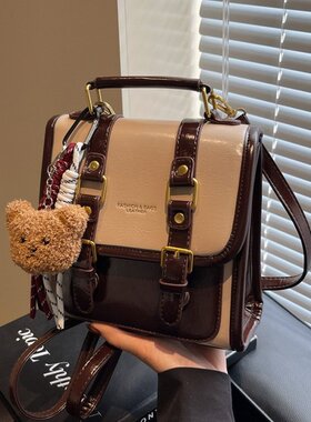 2026夏季新款带挂件PU2025年春季米白配咖啡搭扣均码校园双肩背包