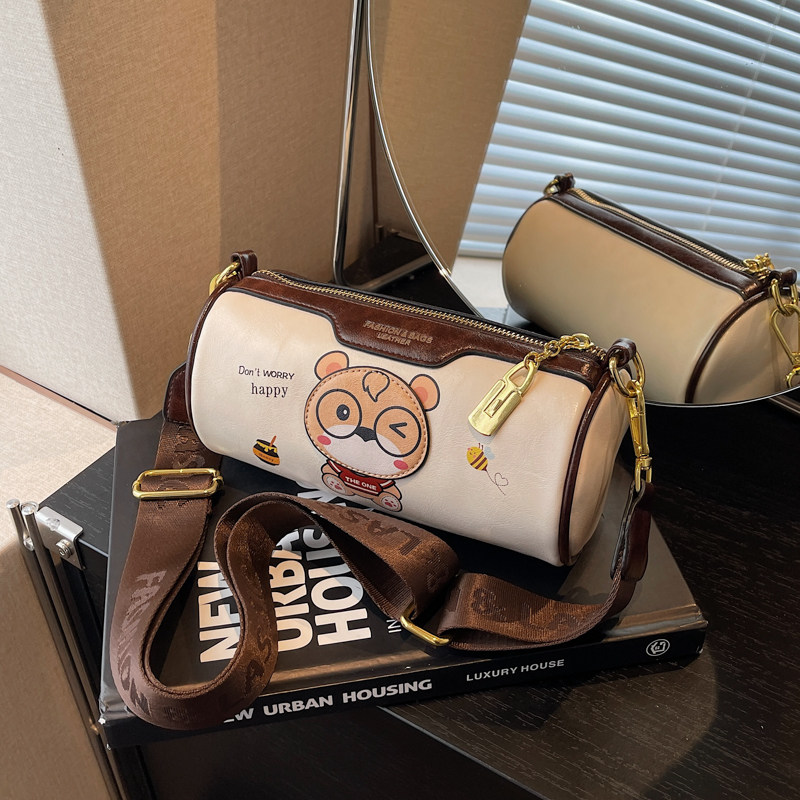 德国BLOM高级感女式时尚小众2025新款小熊手提通勤双肩包休闲包