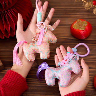 新中式宋锦小马包挂件国风挂饰流苏装饰玩偶吊坠马年新年挂饰礼物