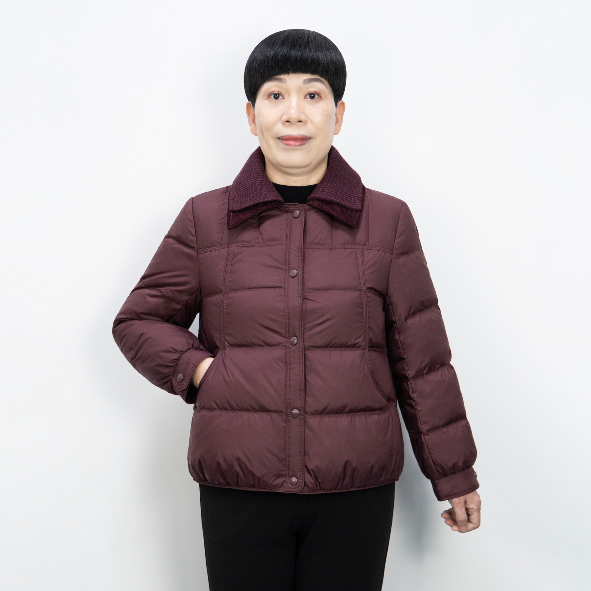 50多岁妈妈冬装羽绒服短款休闲