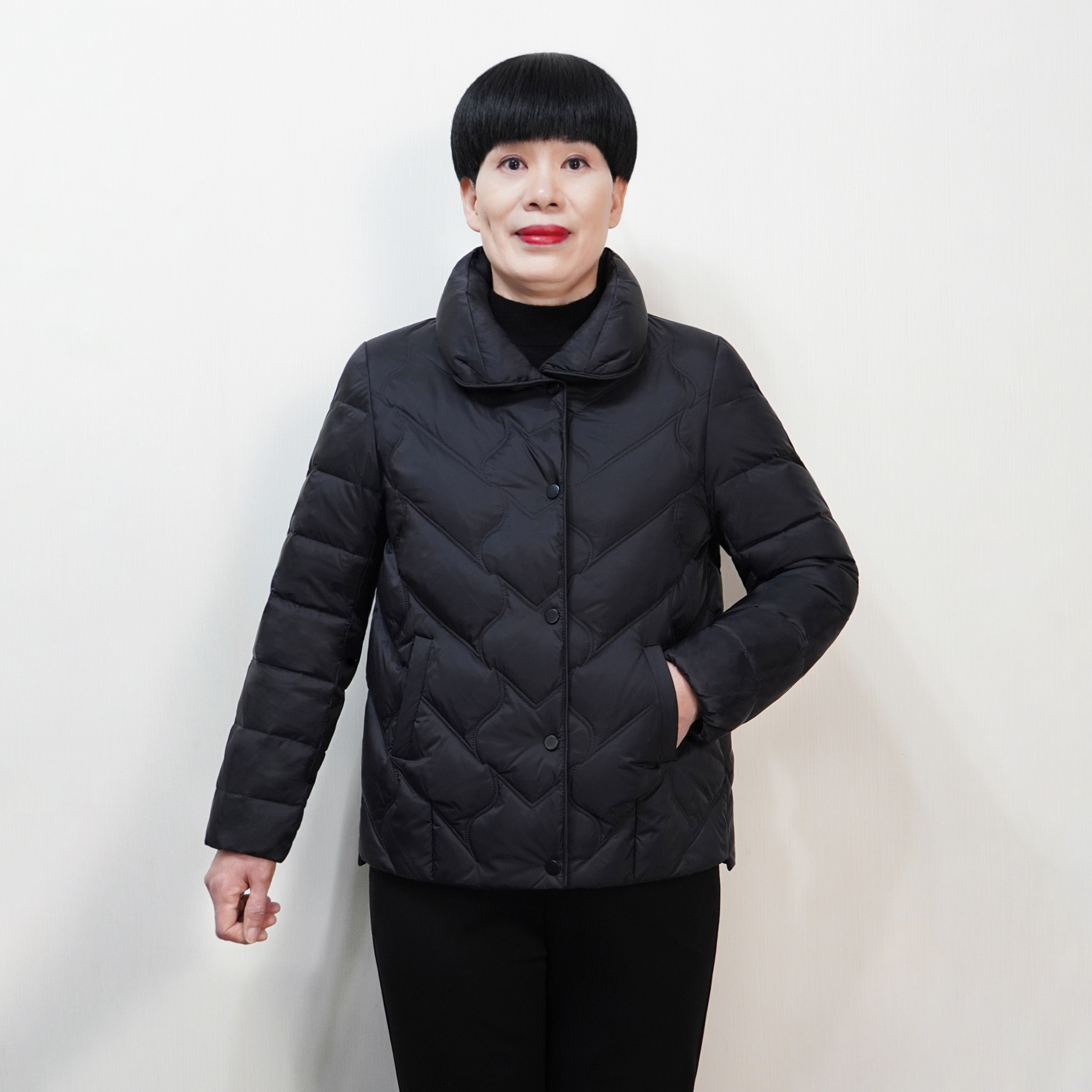 50多岁妈妈羽绒服冬装新款时尚