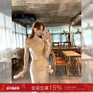 许许然Madeleine 高级感露肩气质扭结系带斜肩上衣 娇贵姐姐