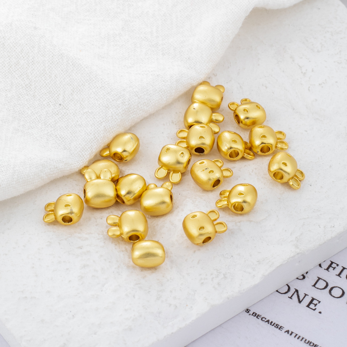 哑金卡通兔子通孔隔珠diy