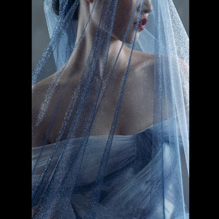 网红拍照发光头纱红蓝黑白多色素纱拍照出作品造型搭配道具装饰纱