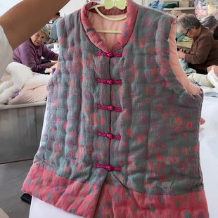 手工棉花马甲一针一线缝制女士老人马夹双层纱提花中式盘扣加厚