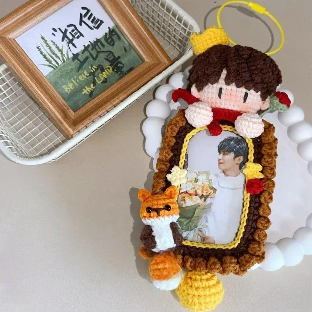 毛线钩针编织十个勤天赵小童小狐狸卡套diy材料包桌面精美小摆件