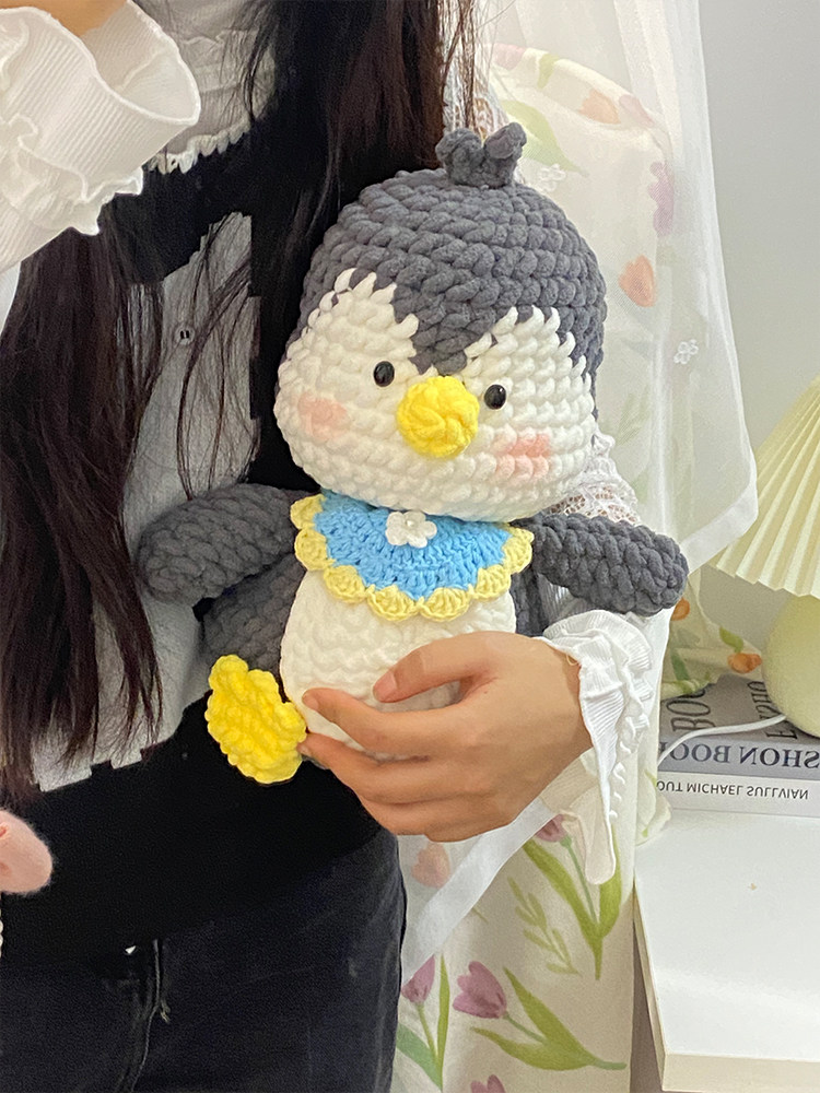 毛线钩针可爱玩偶抱枕编织diy材料包手工自制围兜小企鹅送女友礼