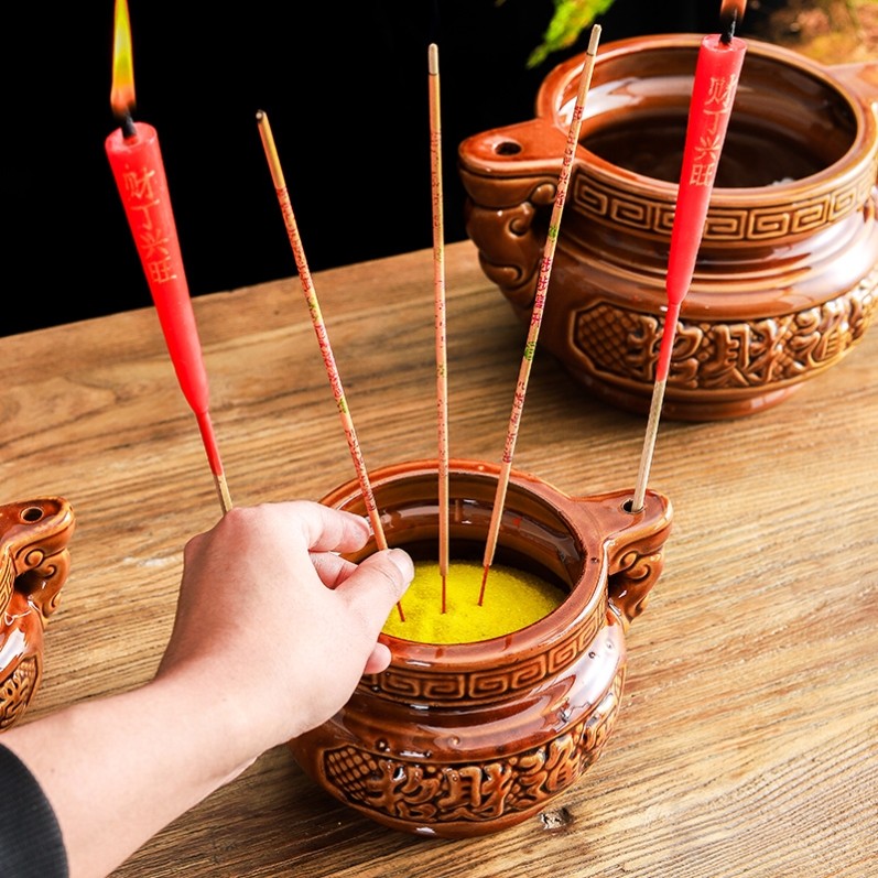 坟前供奉上香祭祀清明扫墓上坟墓前供奉烧香香炉祭祖拜祖插香烛台