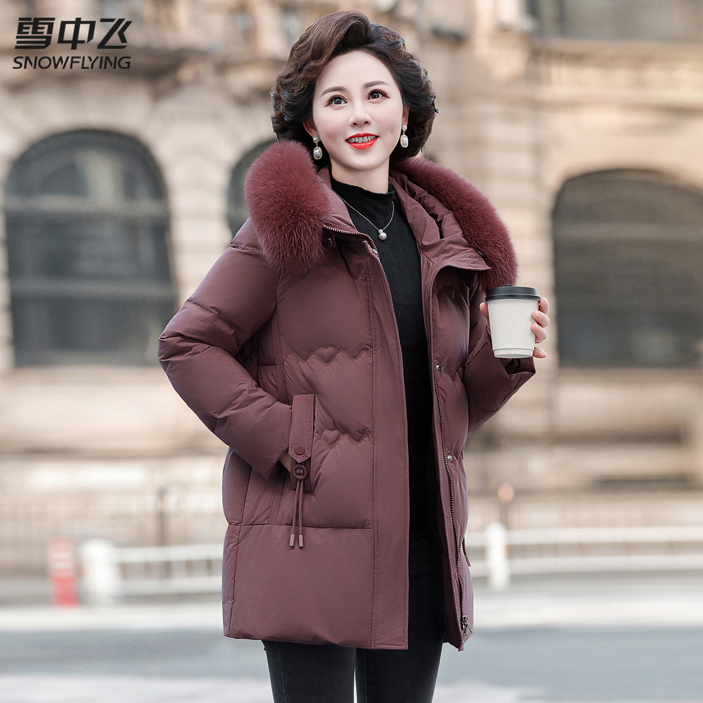 雪中飞2025冬款女士妈妈短款羽绒服连帽狐狸毛领时尚保暖大码外套