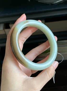 毛毛的翠//M 12876/和田玉青白带糖大圈手镯//59.7/399