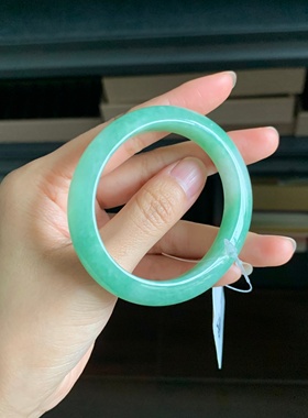 毛毛的翠//M 12740/天然绿色翡翠贵妃手镯/53.5-46.6/2880