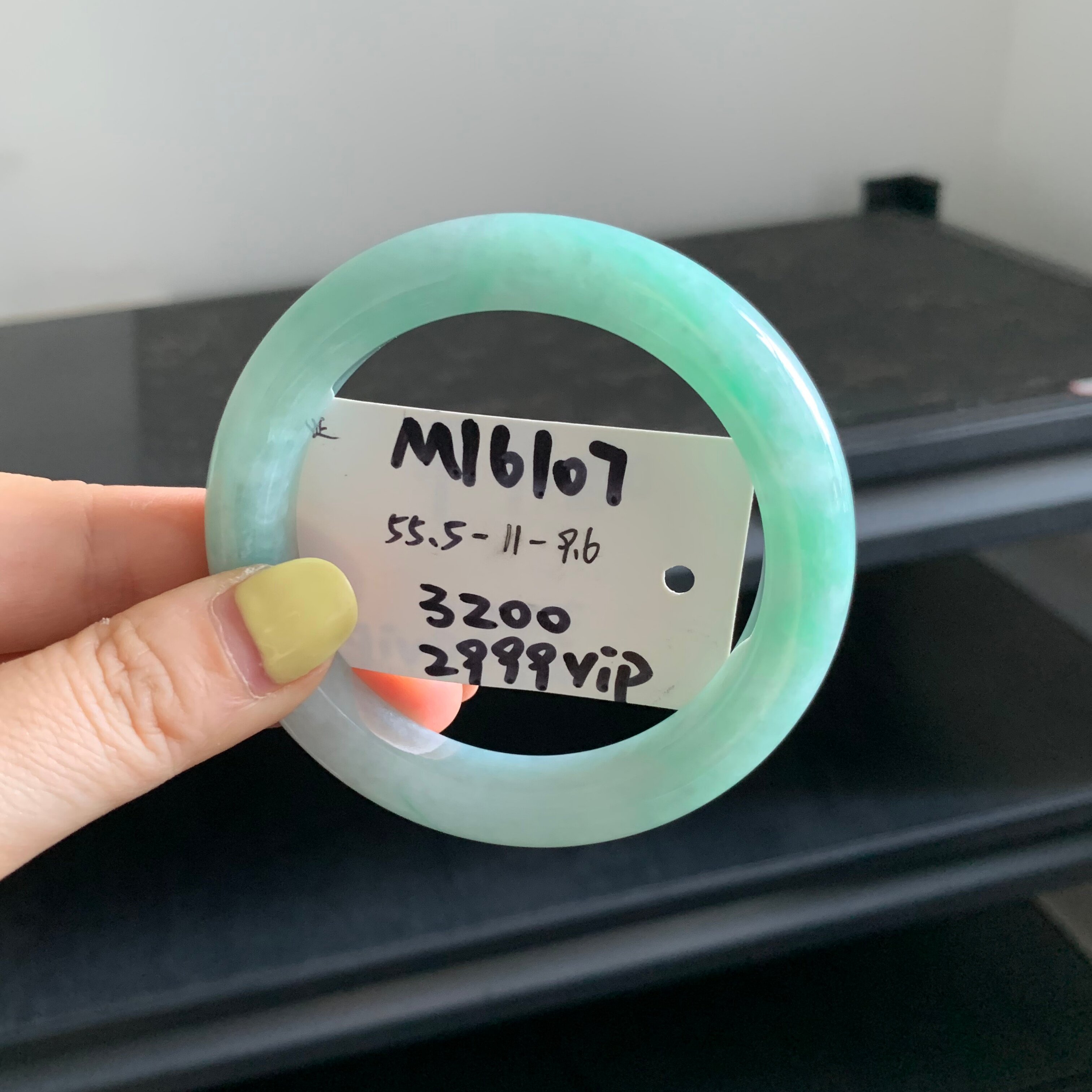 毛毛的翠/M 16107/天然苹果绿飘花翡翠正圈手镯/55.5/3200图片