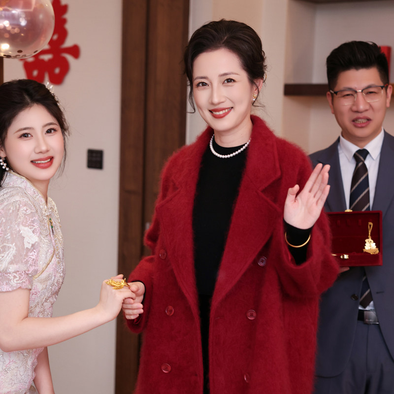 【欢玺】妈妈婚宴红色羊毛拉毛高定气质保暖外套婆婆年轻高贵冬装