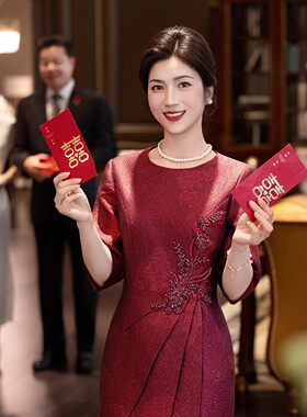 酒红喜庆妈妈婚宴礼服