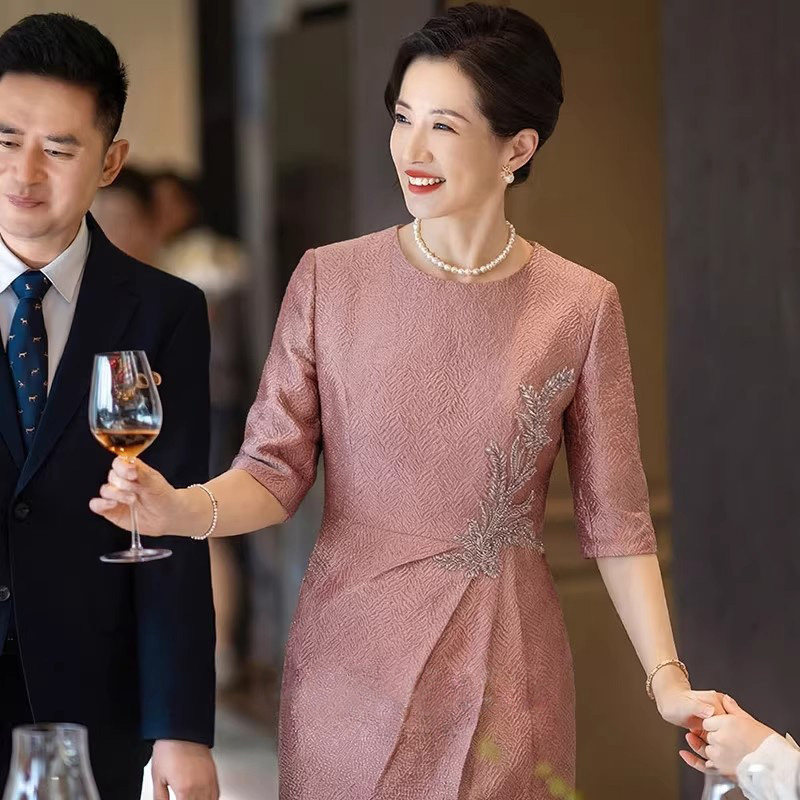 喜妈妈婚宴礼服粉色钉珠高端轻奢连衣裙七分袖妈妈装喜婆婆宴会服图片