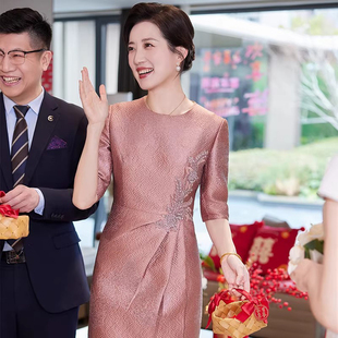 喜妈妈婚宴礼服粉色钉珠高端轻奢连衣裙七分袖妈妈装喜婆婆宴会服