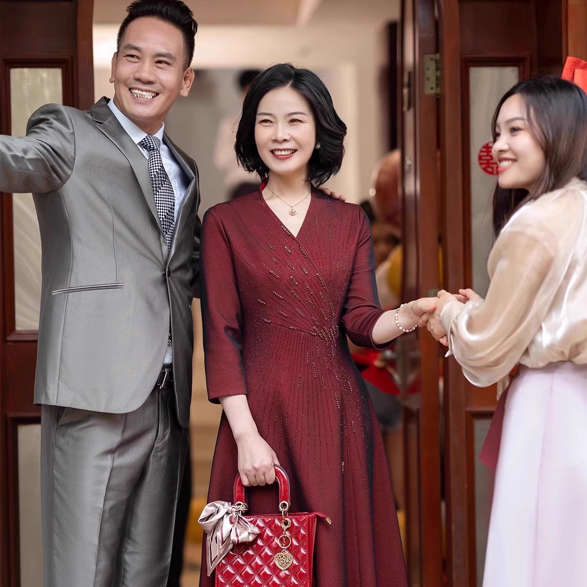 喜妈妈婚宴礼服2025新款高贵婆婆喜服年轻显瘦新中式红色旗袍裙