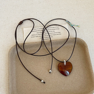 美拉德焦糖色树脂爱心吊坠棕绳项链女可调节气质百搭颈链毛衣链