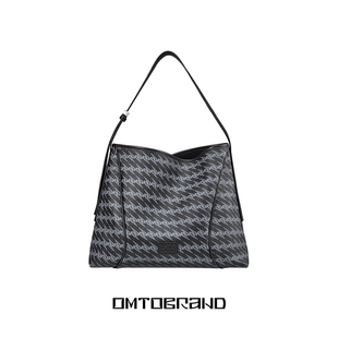 OMTO黑松露软hobo包2026春夏新款大容量斜挎女包通勤松弛感单肩包