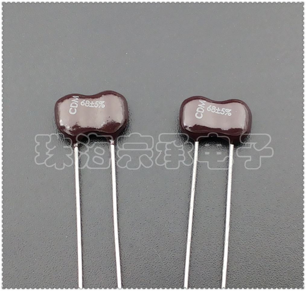 墨西哥（原厂）制造、5%精度、10.9x3.6x9.1mm、脚距5.1毫米、原厂原装 300个/盒。CDA15 系列浸涂树脂径向云母电容器可在宽温度范围内提供稳定的性能、设计用于定时和微小容差应用、适用于稳定性要求较高的场合、涂覆一层阻燃性能好的环氧树脂，适用于射频调谐电路和脉冲工作电路中。