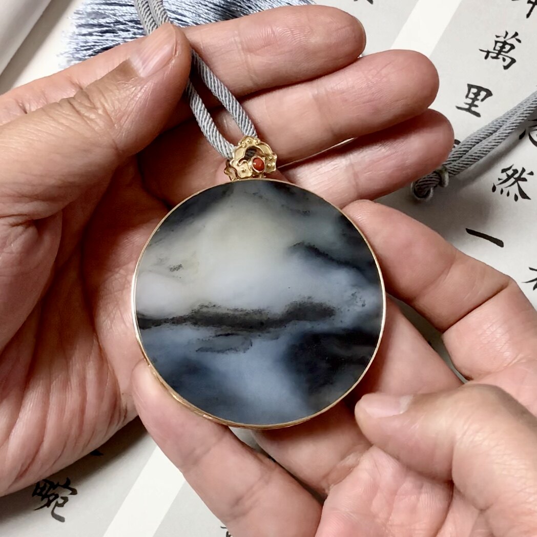 老石头和田玉墨玉籽料玉牌挂件金镶玉青花山水籽玉圆牌吊坠42.9克