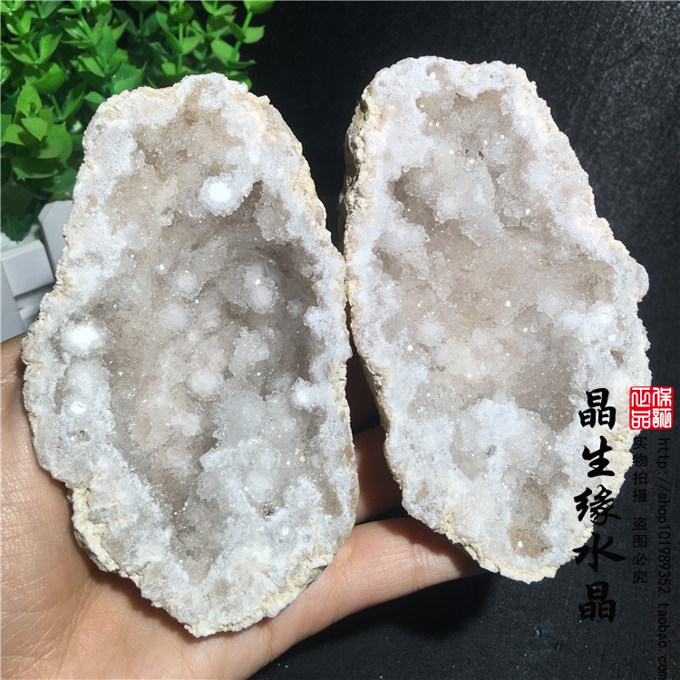精品天然白玛瑙聚宝盆一对里面长白水晶晶牙 收藏石实物图2