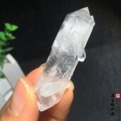 天然马达加斯加白水晶小簇标本实物图