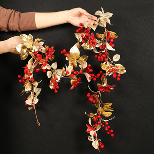新年红色仿真花藤条室内家居挂壁金叶子红果挂饰商场橱窗吊顶缠绕