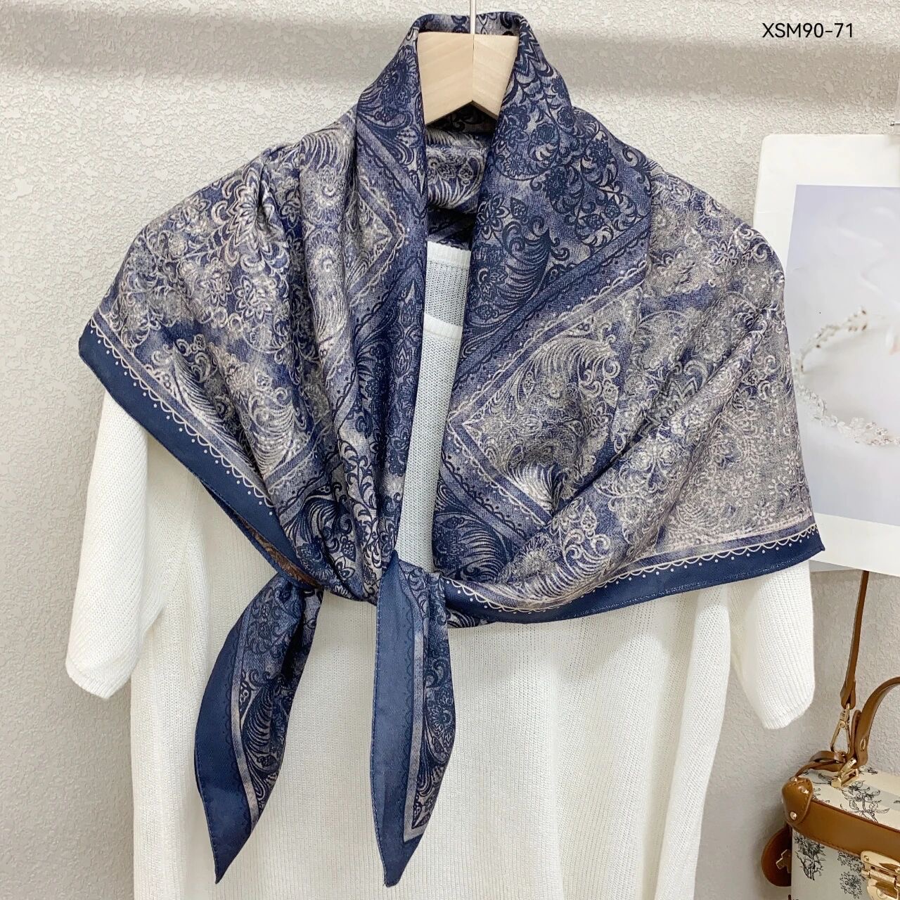 民族风印花大方巾女秋冬季仿丝毛混纺90围巾百搭气质披肩时尚丝巾