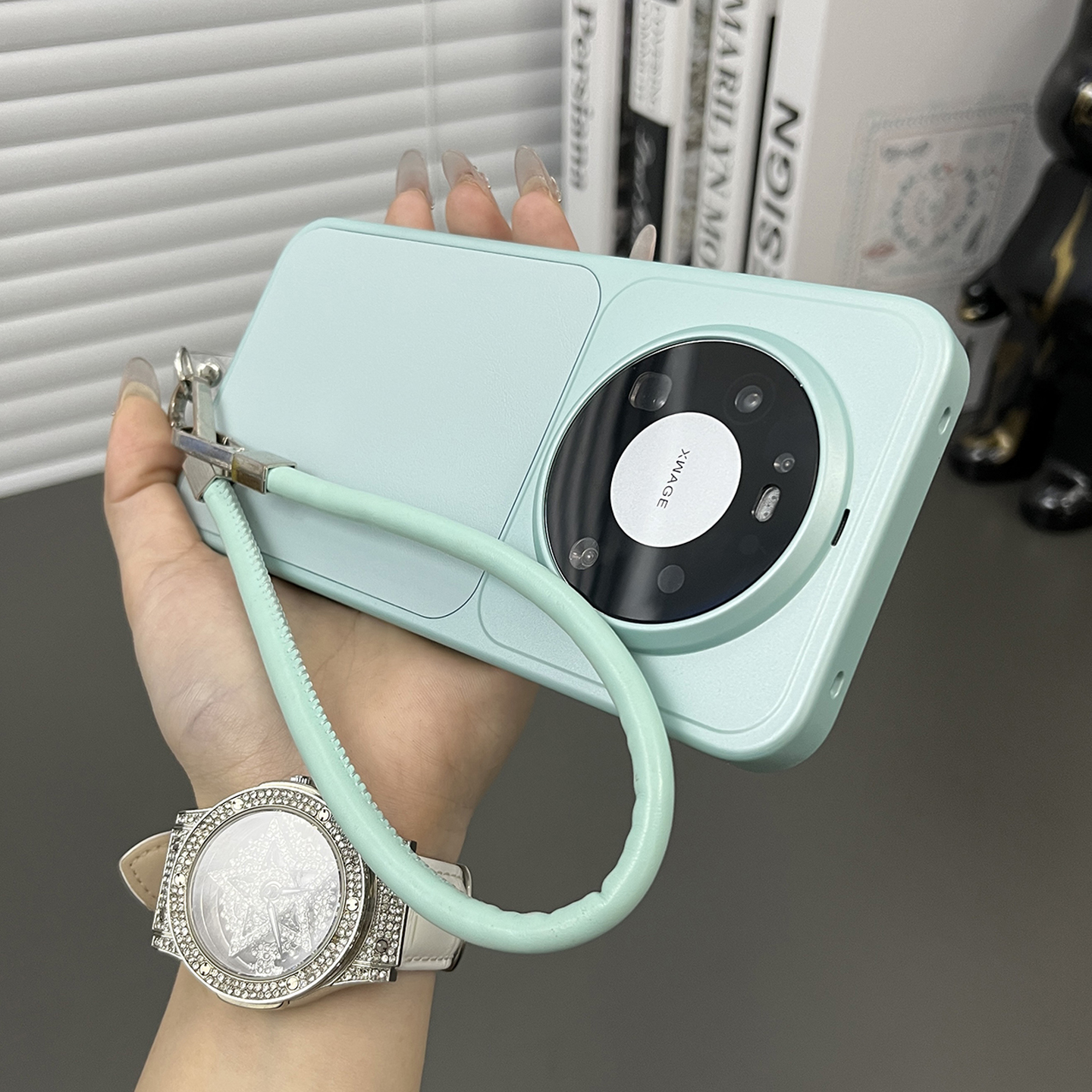 适用华为mate80pro手提绳手机壳