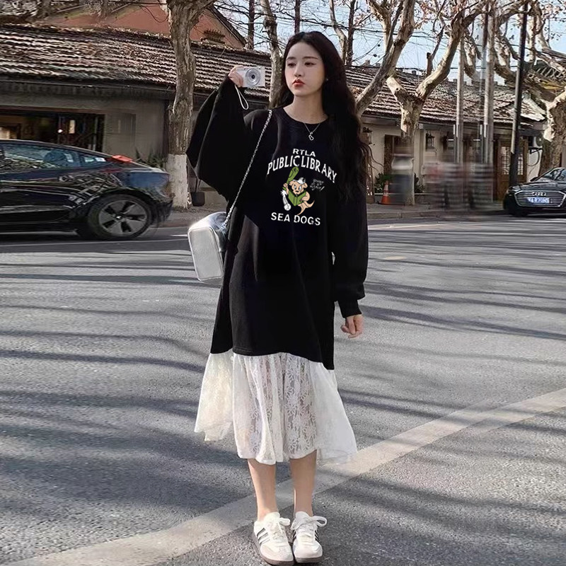 高个子中长款过膝蕾丝拼接卫衣连衣裙女秋冬2026新款小众长款裙子