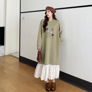 胖mm秋冬新款2026宽松长款拼绣花边毛线钩花加厚空气层长袖连衣裙