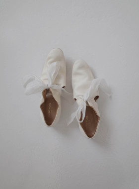 HOME WORK 18ss 简洁褶皱镂空丝带装饰鞋 白